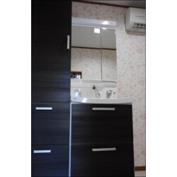 仕切られた脱衣場がなかったのが、ご家族のお悩み！
タイル張りの大きなお風呂の一部を脱衣所にして洗面化粧台と収納を充実させました。