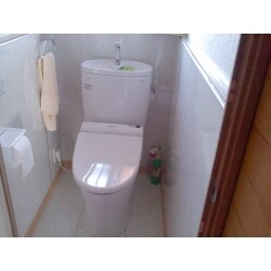 タイル張りの中にトイレがあったのですが、トイレと壁を変えて素敵な感じになりました。