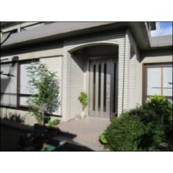 玄関のドアが古くなったので新しくしました。
