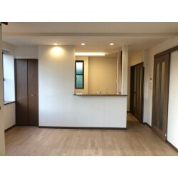 真っ白い壁に少し濃い目の木の建具が映えます。
単調になりがちな壁に、ウォールランプがアクセントになっています。
