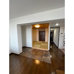隣接和室を必要な広さに縮小し、リビングを広く。
使える既存素材を活かし、フロアタイルでリビングを広げました。
