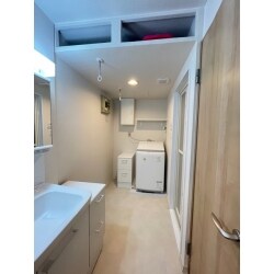 洗面室と浴室とトイレを一新しました。
洗面室以前にはなかった室内干しと、洗濯機の上に造作の棚とサイドに上下に収納を取り付けました。
暗いイメージだった洗面室が、ぱっと明るくなりました。
トイレはタンクレスに変更し、吊り戸や棚を取り付け以前にはなかった収納スペースを確保しました。
タンクレストイレで省スペースとなり、新たに戸棚をとりつけても以前よりスッキリ広くなっています。