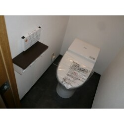 アンバーとホワイトのモノトーンカラーで、シンプルでモダンなトイレ空間にリフォームしました。