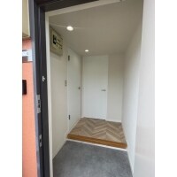玄関から丸見えだったLDKを、造作で目隠し。