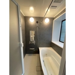 旧式のタイル張りの浴室をユニットバスに。
浴槽も広くなり、お手入れも簡単に。
タイル張りだった窓の額縁も樹脂製に変更し、垢ぬけました。