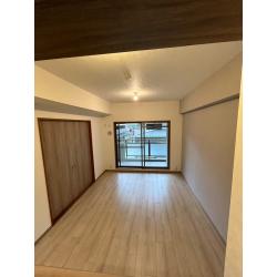 壁紙と床を張り替え、明るく清潔感のあるリビングに生まれ変わりました。