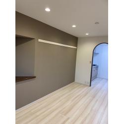 明るいフローリングとグレージュの壁紙を採用し、上品で落ち着いた印象に仕上がりました。