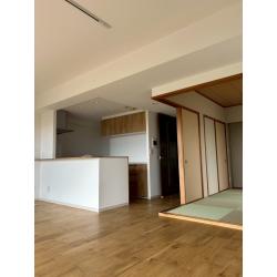 壁紙と床を張り替え、明るく清潔感のあるリビングに生まれ変わりました。