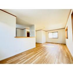 木目とホワイトクロスを基調に、シンプルでナチュラルな戸建て空間へリフォーム。住みやすさを重視し、家族が快適に過ごせる明るく落ち着いた住まいに仕上げました。