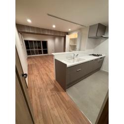 木の質感を活かしたフローリングが印象的な心地よいリビング