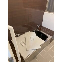 滑りにくい床材へ変更し手すりを設け転倒防止に。
浴室暖房乾燥機を設置し寒い冬でも暖かく快適に。