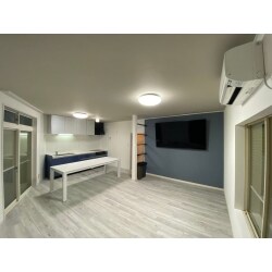キッチンは壁付けを採用し広く見せる工夫を。
構造上抜けない柱はオープンな棚として使えるようになっています。
テレビを壁掛けにするのもスッキリと使えお掃除も楽ですよ。