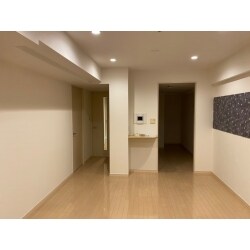 ダウンライトとアクセントクロスでセンス良く仕上げました。
少し手を加えるだけでもお部屋の印象もかなり変わりますね。
アクセントクロスを上手に取り入れてみませんか？
