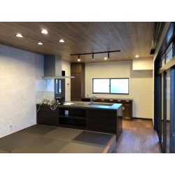 センターキッチンの前には家族みんなで食事をする畳コーナーを設置しました。