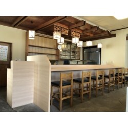 木目が美しく空間に溶け込んだカウンター。
自社工場で職人の手で丁寧に作りこまれております。