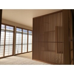 元々和室だった２つの居室を１つの大きな空間にし、間仕切り格子を設けたことで寝室兼リビングとして使い勝手の良い空間に！