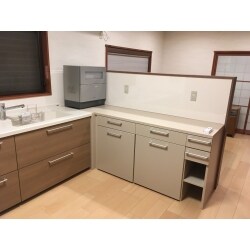 お母様とご同居での二世帯化です。各所に造作家具を設置して、それぞれのプライベート収納を確保しました。