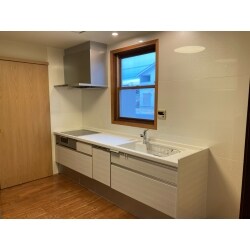 スッキリ快適な空間へ、キッチンのリフォーム。
最新のシステムキッチンに入れ替えて
お手入れ簡単・収納充実！