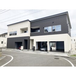 クルマ2台を収納可能、ガレージ付き賃貸住宅。
南北どちらからでも出し入れできるよう、利便性と構造耐力のバランスを工夫しました。