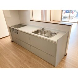 奥様の生家を建替え。
セカンドライフに配慮して、手すりの設置や回遊動線を意識した間取りで、長く住みやすい家になりました。