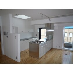 開放感と清潔感を主体にしたオープンキッチン