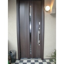 玄関ドアのリフォームで家のイメージが変わりました。