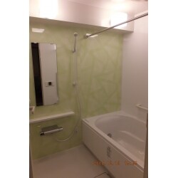 明るく広々とした浴室でリフレシュ