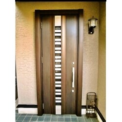 玄関と門扉を、今風のオシャレな商品へ改装したいとのご要望でした。
お客さまで気に入った商品を決めておられたので、ご希望にそった工事をする事が、私どもの使命でした。
玄関と門扉がイメージチェンジして、おしゃれなアプローチになりました。