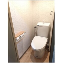 トイレの水漏れでお悩みでした。また、リフォームするなら空間をよりスマートにしたいとご希望されておりました。
そのため、今までよりも明るく広々した印象の空間になるようH様と一緒に商品選定をし、今回ご提案させていただきました。
壁紙と天井クロスの仕上がりはとてもよく、H様もとてもご満足していらっしゃいました。