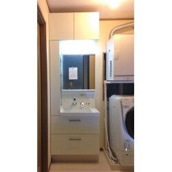 側面収納付・収納鏡・吊り戸棚で最大限に収納力を実現