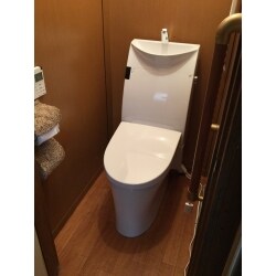 トイレ空間に合わせて、コンパクトトイレ「リクシルのアステオ」をご提案。