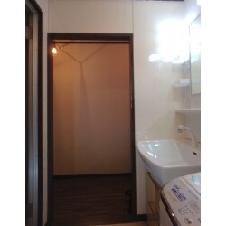 洗面の水はねにキッチンパネルがお勧め！きれいが続く洗面です。