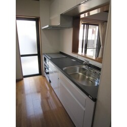 気になっていたガスコンロもIHに交換し、安心してお料理が楽しめます。扉の取付が悪かった背面収納もご一緒に改修し、快適に収納できるようになりました。