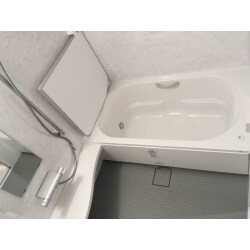 新しいバスルームは、カウンターが簡単に着脱できてお掃除可能な「丸洗いカウンター」や
頭のてっぺんからシャワーを浴びることが出来る「フルフォールシャワー」や、「昼光色」か「電球色」か好みで選べる照明など、今までにないバスルームで毎日をリフレッシュできます！
浴槽は人造大理石です。