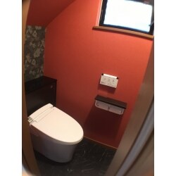 気に入った壁紙と床材にリフォームされ、今までのトイレルームとは全く別のトイレルームにリフォームなりました！
トイレは、リクシルの「キャビネット付き　リフォレ」です。収納部分のクリエダーク色がマッチしてとても素敵なリフォーム
となりました。