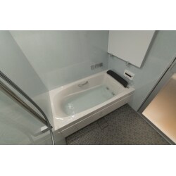 アクアフィール（肩湯）、アクアタワー（打たせ湯、オーバーヘッドシャワー）、サイレントジェット、サウンドシステム、調光機能付きのダウンライトを設置し、これ以上ないリラックス出来る浴室です。