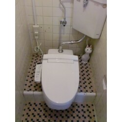 既存のシャワートイレが故障したため、シャワートイレ交換のお見積りをいただきました。
 洋式便器のシャワートイレであれば簡単に交換ができるのですが、和式に和風アタッチメントを取り付けられており、そこにシャワートイレを設置されていたので、陶器製の和風アタッチメント脱着が必要になりました。
あまり設置されているのを見かけない商品なので、勉強になりました。