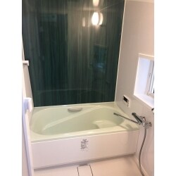 戸建ですがマンションユニットバスサイズの商品が入っており、同サイズ設定がある「リノビオ」への取替工事です。
経年劣化の為か、窓廻りにお水がかかると外部へ水が出る事があったり、汚れも目立つようになってきたので取替を決められました。
 長く使うものですから、ショールームへと御足労いただきお気に入りのお色目をお選びいただきました。
 又、窓には浴室用「インプラス」を取り付けて、寒さ解消や外部へ水が出る事も無く、大変喜んでいただけました。
ありがとうございました。