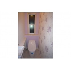 トイレ・内装をリフォームしました。
 壁紙は、側面に大きな花柄模様をアクセントクロスとして施工。その他の壁・天井は白色クロスでまとめています。
 背面は花柄と同系色のラベンダー色を用いたことで、安らぎと可愛らしさのある空間に仕上がりました。