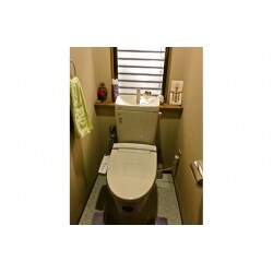 長年お使いいただいていたトイレですが、水漏れを機にリフォームをされることとなりました。
 慣れている使い勝手を考え、基本的な形は変えないようにしましたが、凹凸の多い便器もつるっとした形になり、お掃除も楽になりました。
 一緒に床のクッションフロアも張り替え、雰囲気も一新しました。