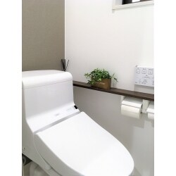 背面にはアクセントクロスを提案し、すっきりとしたトイレに。