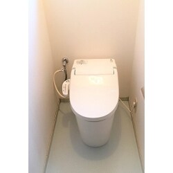 タンクレスのトイレですっきりと。