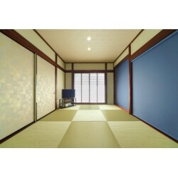 天井、壁、襖をクロス張りにし、縁なしの琉球畳に替えました。
照明器具を外してLEDのダウンライを埋め込みました。
押入れの戸を外してロールカーテンを取り付け、床の間は、既成の収納棚を造り付けて収納スペースに替えました。