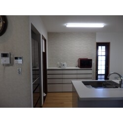 以前あったキッチンの吊り戸棚は排除し、L型からI型に取り替えました。
設備も壁も白を基調として、シンプルで機能的なキッチンに生まれ変わりました。
見渡せる開放感と、リビングやダイニングとの一体感を大切にしました。