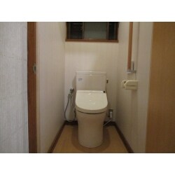 お手入れのしやすさを最優先に、リモコン式のウォシュレット便座、タンクは手洗い無しのタイプに入れ替えました。
ドアの取替え、床・壁紙も張り替えました。