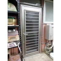 勝手口扉を、たった1日で見違える美しさにリフォーム