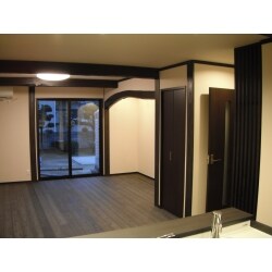  この一戸建てリフォーム事例のポイント現代的なデザインに梁や柱などの古材の要素を取り入れることで、モダンでありながらも温もりを感じ、家族皆が落ち着きくつろげる素敵な空間に生まれ変わりました。