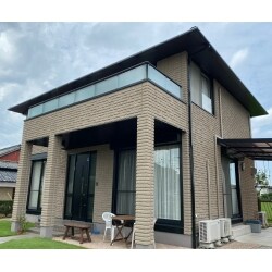 デザイン性の高い外壁の質感を活かした、重厚感ある色をご提案させて頂きました。耐久性が高く汚れにくい塗装剤を使用し、長期にわたって衛生的な環境を維持することが出来ます。お庭の芝生とのコントラストが美しい仕上がりになりました。
