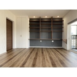 昔ながらの和室を洋室の二部屋へ間取り変更のリフォーム事例です。大きな壁を撤去し、寝室と子供部屋に生まれ変わりました。窓も新設し、ペアガラスを採用することにより断熱性能が向上しました。寝室にはおしゃれなカウンターを設置し、モダンなデザインで居心の良い空間になりました。