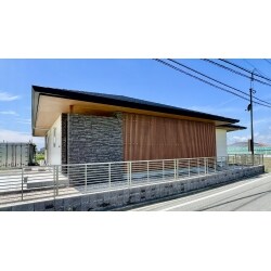 福岡県大川市で建てさせていただいた和モダンスタイルの平屋建ての住まい。開放的なリビングを中心に、家事のし易い動線計画。ZEH基準を上回る高断熱・高気密仕様で、１年をとおして快適に生活をしていただけます。
深い軒、石目調のタイル、ルーバーが調和した落ち着いた外観です。